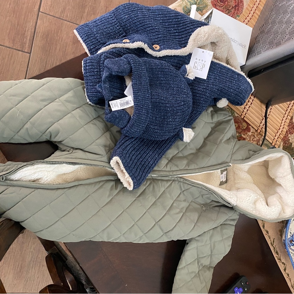 Gap winter bundle 6-12 months bit runs large
